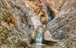 آبشار گیوک یکی از جاذبه های طبیعی خراسان جنوبی به شمار می رود