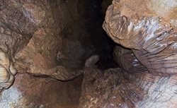 غار بگلیجه یکی از جاذبه های طبیعی استان همدان است