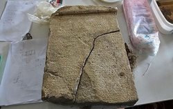کتیبه ای سنگی و باستانی در تنگه بلاغی پاسارگاد کشف شد