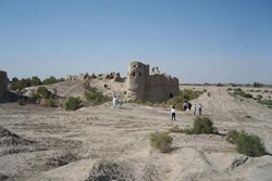 قلعه سام یکی از جاذبه های گردشگری سیستان و بلوچستان به شمار می رود