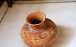 کشف سه ظرف سفالی تاریخی با قدمت هزاره اول قبل از میلاد در روستای انذرر طارم