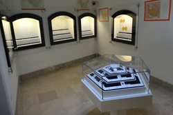 موزه مهر و سکه کومش یکی از موزه های دیدنی استان سمنان به شمار می رود