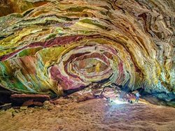 غار الهه نمک یکی از جاذبه های طبیعی جزیره هرمز است