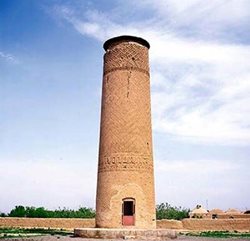 مناره فیروزآباد یادگار تاریخی سلجوقیان در خراسان است
