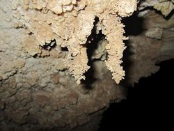 غار پرویز یکی از جاذبه های گردشگری استان یزد است