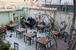 کافه حیاط 65 یکی از بهترین کافه های تهران است