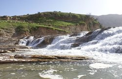 آبشار بان گنبد یکی از جاذبه های طبیعی استان ایلام است
