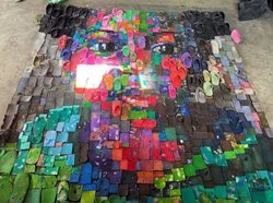 یک هنرمند نیجریه ای برای خلق آثار هنری به سراغ زباله های پلاستیکی رفته است