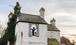 اثر هنری بنکسی بر روی دیوار یک خانه روستایی قدیمی در انگلستان تخریب شد