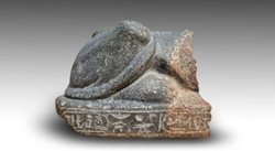 کشف مجسمه های شکسته شده افراد سلطنتی مصر باستان در یک معبد
