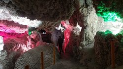 غار چال نخجیر یکی از جاذبه های طبیعی استان مرکزی است