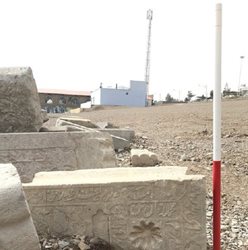 سنگ قبرهای تاریخی در محوطه امامزاده سید محمد خمینی شهر به حال خود رها شده اند
