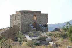 مخدوش کردن یک بنای تاریخی در بندر سیراف با یادگاری نویسی های مکرر