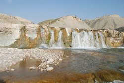 آبشار کیوان یکی از جاذبه های طبیعی کهگیلویه و بویراحمد است