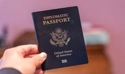 پاسپورت دیپلماتیک چیست و تفاوت پاسپورت دیپلماتیک با پاسپورت جهانی