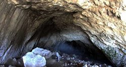 غار بیمار آب یکی از جاذبه های گردشگری خراسان رضوی به شمار می رود