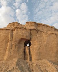 غار تودیو یکی از جاذبه های طبیعی استان بوشهر به شمار می رود