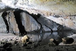 غار آزاد خان یکی از جاذبه های دیدنی استان مرکزی به شمار می رود