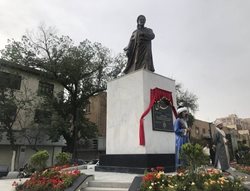 مجسمه برنزی 7.2 متری سعدی در تهران رونمایی شد