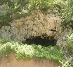 غار کیارام یکی از جاذبه های دیدنی استان گلستان به شمار می رود