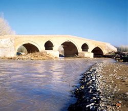 پل سردار یکی از پل های دیدنی استان زنجان به شمار می رود