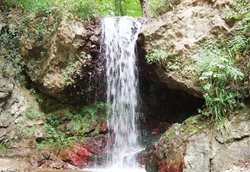 آبشار لار چشمه یکی از جاذبه های طبیعی استان گیلان به شمار می رود