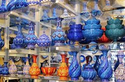 در تخت جمشید و شهرک سیبویه شیراز بازارچه های دائمی صنایع دستی آماده افتتاح هستند