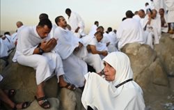 برگزاری مراسم دعای عرفه در گرمای سوزان عربستان