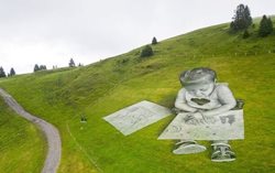 یک هنرمند سوئیسی از سرازیری کوه به عنوان بوم نقاشی استفاده می کند