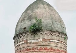 گنبد برج مقبره هزار ساله لاجیم سوادکوه ترک خورده است