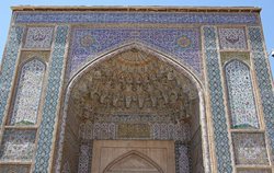 تخریب و نابودی کاشی های مسجد وکیل شیراز