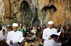 آیین مذهبی سالانه زرتشتیان ایران در زیارتگاه پیرنارکی مهریز شروع شد
