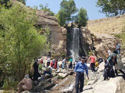 آبشار گنجنامه یکی از جاذبه های طبیعی استان همدان به شمار می رود