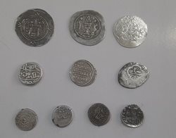 کشف 10 سکه تاریخی مربوط به دوره های اشکانی و ساسانی و اسلامی در نهاوند