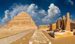 اهرام مصر چه زمانی ساخته شدند و علت ساخت آنها چه بود؟