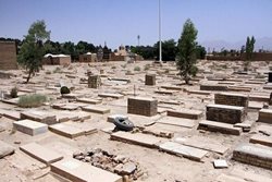 قبرستان متروکه جوی هرهر یزد مدتی است که در حال مرمت است