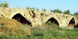 پاکسازی و محوطه سازی بخشی از پل شاه علی شوشتر