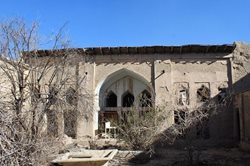 اندرونی خانه خان خوراسگان در معرض تخریب کامل قرار گرفته است