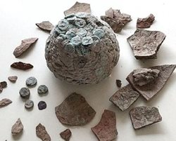 کشف مجموعه بزرگی از سکه های 2000 ساله در یکی از معبدهای پاکستان