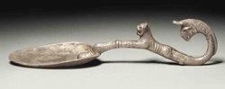 قاشق نقره ای هخامنشی با قدمت 2400 سال که در حراجی کریستیز فروخته شده است