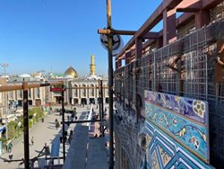 نصب کاشی های هفت رنگ با امضای خیران ایرانی در حرم امام حسین