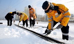 بارش برف و کاهش دما در چین باعث لغو پروازها و برنامه حرکت قطارها شد