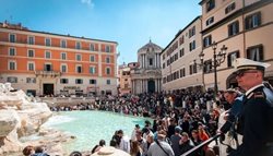 مقامات ایتالیا برای مقابله با هجوم گردشگران و کنترل رفتار مسافران مقرراتی را تنظیم می کنند