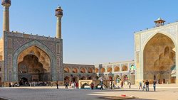 سیستم آب و فاضلاب اطراف مسجد جامع عتیق اصفهان آسیب دیده است