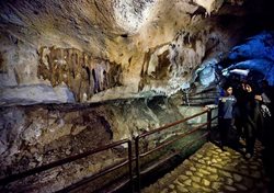غار قوری قلعه جاذبه ای طبیعی در دل کوه شاهو است