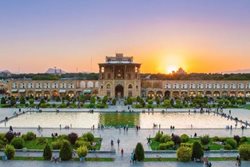 جاهای دیدنی اصفهان در اردیبهشت؛ گشت و گذار در نصف جهان
