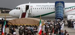 هواپیمای حامل پیکرهای مطهر رئیس جمهور و شهدای خدمت وارد تهران شد