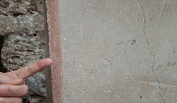 یک گردشگر پس از حک کردن حروف نامش روی دیوار یک خانه باستانی دستگیر شد