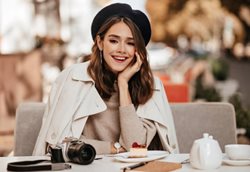 بهترین لباس برای عکاسی در کافه: استایل های جذاب و حرفه ای برای عکسهای اینستاگرامی