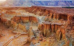 ژئوپارک جهانی قشم: گنجینه بی نظیر زمین شناسی، راهنمای جاذبه ها و بهترین مسیرهای دسترسی